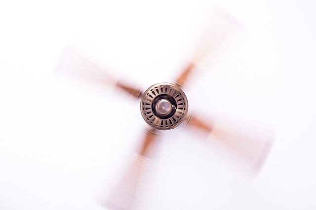 zapnutý stropní ventilátor